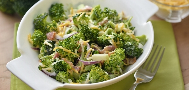 brokolica, šalát, mňam, prosciutto, prošuto, slanina, syr, zdravé, fit, zdravie, strava, výživa, večera, obed, ľahký, jedlo, leto, zelenina