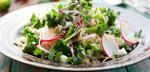 Brokolicovo-reďkovkový šalát s quinoou